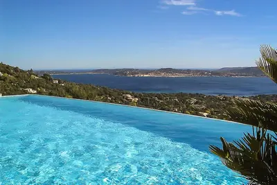 Image de Spacieuse villa, exceptionnelle vue mer sur toute la baie de St Tropez!