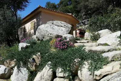 Image de appartement entre les rochers magnifique vue sur les montagnes - Proche Figari