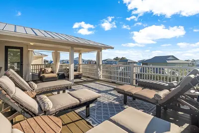 Image de Chaleur du soleil, Chalets 30a, Taux de printemps réduits, Oasis en plein air avec bain à remous et cuisine, 4 vélos!