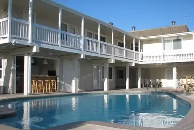 Image de 7br / 6ba fantastique avec piscine, bain à remous et la pêche sur 300 pieds d'eau!