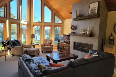Image de Magnifique condominium exécutif sur la chaîne de 28 lacs Eagle River
