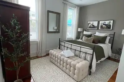Image de Downtown Suite, entièrement meublé, 1 Chambre / 1 salle de bain, salle de travail