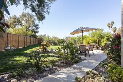 ★ Breezy, Sunny, Private Hilltop + Dog Friendly ★