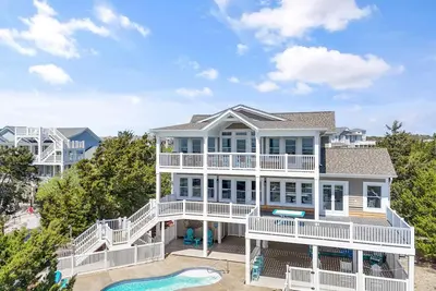 Image de Bienvenue à \"Serenity by the Sea\", une maison spectaculaire situ��e au bord de l'océan dans la communauté fermée de Dunescape, dans l'End End, offrant une superbe piscine privée et une cuisine gastronomique récemment rénovée offrant une vue dégagée