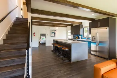 Image de Penthouse Ii · Regardez les surfeurs à quelques pas de la plage Breezy Sanctum