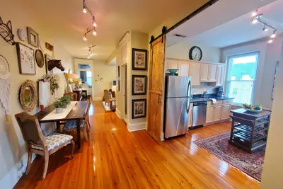 Image de Downtown Suite, entièrement meublé, 2 chambres \/ 2 salles de bain (2 unités disponibles, se renseigner)