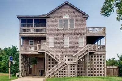 Image de Cottage avec vue sur la mer bien équipé avec piscine, bain à remous, véranda aménagée, acceptant les chiens