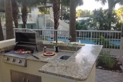 Image de Condo 3br Lanai ~ Immense patio avec bar Tiki et cuisine extérieure! Étapes vers Lazy River
