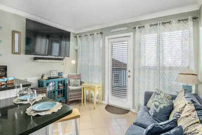 Image de Belle suite sur la plage surplombant le golfe et les zones de pique-nique