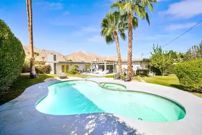 Image de Maison de piscine moderne du milieu du siècle avec oasis d'arrière-cour, au sommet de La Quinta Cove