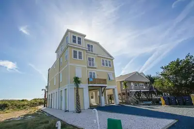 Image de Récemment construit, magnifique 8 chambres, 6. 5 salle de bain Accueil Oceanfront avec piscine privée avant Dune et toutes les commodités nécessaires pour vos vacances à la plage parfaite!
