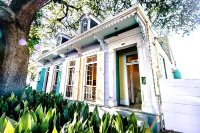 Image de Steps to French Qtr - Demeure historique restaurée avec amour - Idéal pour les grands groupes