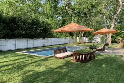 Image de Clé en main Hampton Bays House avec piscine chauffée à l'eau salée; Récemment rénové