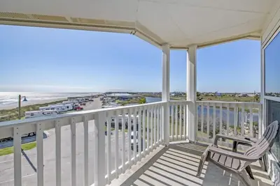 Image de Modern Decor Beach Suite 1304 - Balcon privé avec des couchers de soleil inspirants
