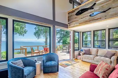 Image de Maple Cove Hideaway - Cabine face à l'océan - Près de Langley!