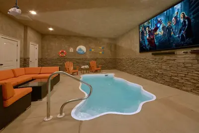 Image de Tout neuf - Piscine intérieure chauffée privée et salle de théâtre!