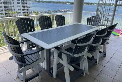 Image de Penthouse de luxe ~ Terrasse sur le toit avec bain à remous et gril privés ~ Remodelage design!