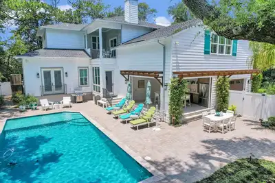 Image de Magnifique East Beach Home! Promenade facile Ă la plage, piscine, 5br \/ 5. 5ba 16 personnes