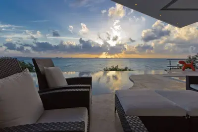 Image de Des plages immaculées! Majestic Oceanfront Villa avec petit-déjeuner quotidien + personnel!