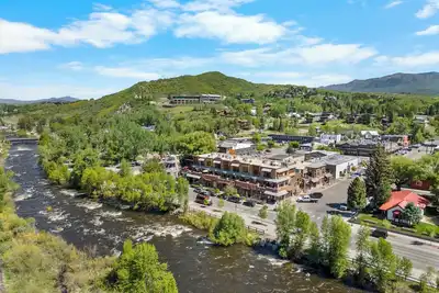 Image de Centre-ville donnant sur la rivière et le parc, calme, luxueux, garage privé! Pêche! !