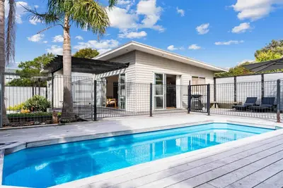 Image de Spacieux, moderne et ensoleillé au coeur de Mangawhai, en plus il a une piscine!