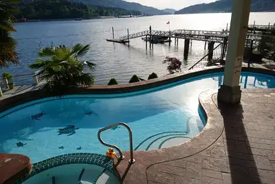 Image de Retraite de bord de mer de luxe sur l'océan avec piscine, bain à remous et quai privé