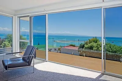 Image de Au-dessus de la coupe, SeaView Nelson Holiday Home