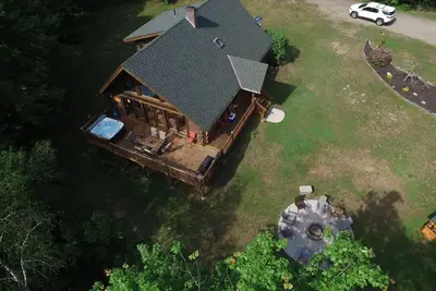 Image de Sfa Lodge Log Cabin 4 Bd - 2 Ba Niché dans les bois 5 minutes de Berkshire East