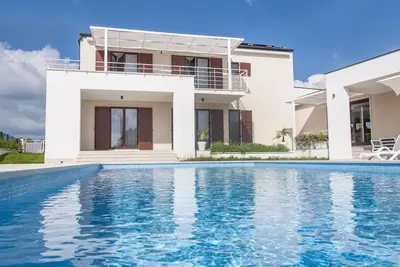 Nouvelle Villa moderne avec grande piscine privée dans un quartier calme