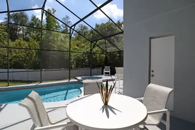 Image de De la place pour tout le monde! Spacieuse piscine privée et maison de spa.