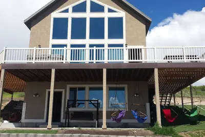 Image de Grandma's Lake House! Accès à la piscine! Spa privé! 26 couchages!