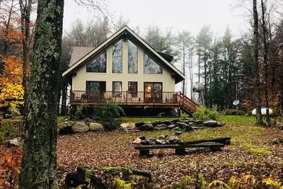 Image de Maison à ossature bois de style chalet suisse à Berkshires avec tout le confort moderne