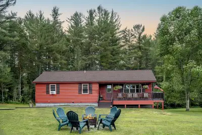 Image de Log Haven: cabane en rondins privée de 3 chambres à coucher, 6 couchages, climatisation, salle multimédia, animaux de compagnie acceptés!