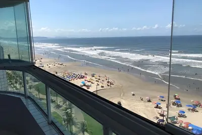 Image de Pied dans le sable avec barbecue sur le balcon face Ă la mer, enfants bienvenus