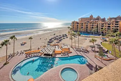 Image de Directement sur la plage! Ocean Front \"E\" Building Penthouse à Princesa!