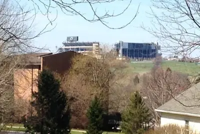 Image de Maison spacieuse avec vue sur le stade Beaver!