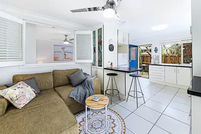 Image de Au rez-de-chaussée sous-toit appartement indépendant entièrement indépendant