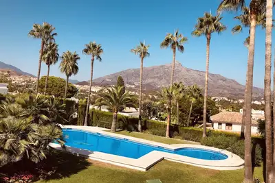 Image de Villa de luxe, Nueva Andalucia, Puerto Banus. Parfait pour les familles et les golfeurs