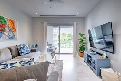 Image de Condo de luxe avec une touche de Bahamas Beachy!