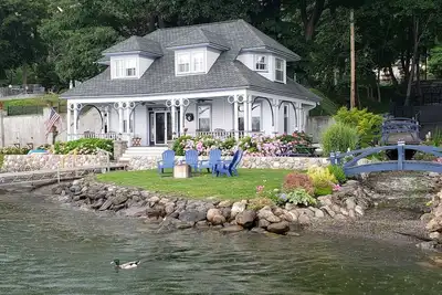 Image de Belle maison nostalgique au bord de l'eau de Keuka