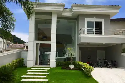 Image de Maison 12 à 15 personnes, peu utilisée, belle, table de billard, sauna, piscine, espace enfants