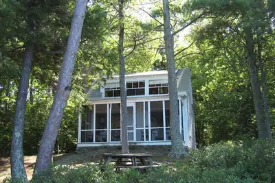 Image de Camp classique au bord de l'eau à l'ancienne sur le lac Winnipesaukee, Nh