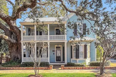 Image de Historic District - Grand Victorian maison avec cour près Island Beaches