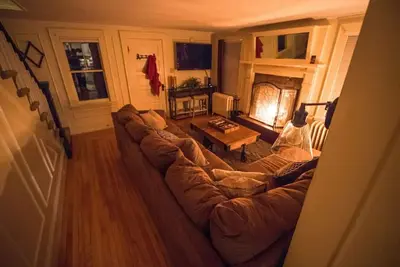 Image de Au village! Meilleur emplacement, cour privée, bain à remous, foyer