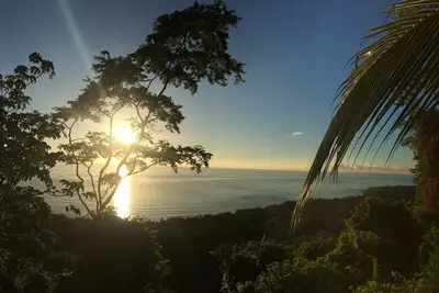 Image de Piscine, vue imprenable sur l'océan, calme, escalier vers la plage, maison Eco