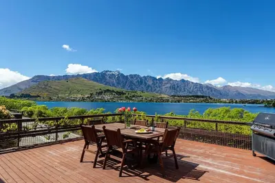 Image de Wakatipu Lodge - maison au bord du lac avec une vue panoramique exceptionnelle et un spa extérieur