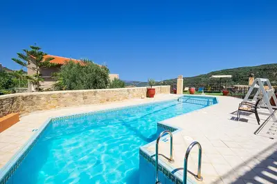 Image de 4 chambres Topolia Maison avec piscine partagée