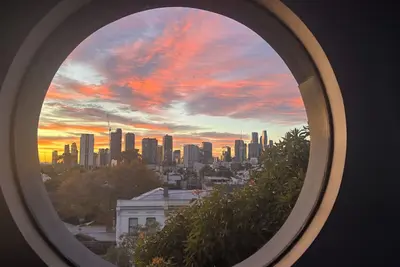 Image de Entrepôt transformé en chemin de fer - toits de la ville