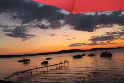 Image de Charmant Colchester Home w / Malletts Bay Beachfront, WiFi, cuisine gastronomique, A / C
