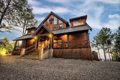 Image de Private Mountain Retreat - Stairway To Heaven - surplombe la forêt Nat'l et peut accueillir 20 personnes